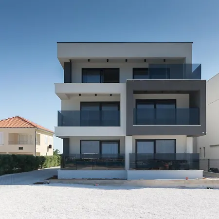 L&L Nin Seabreeze Apartments 1