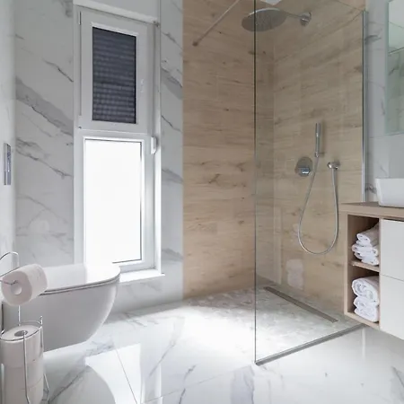 L&L Nin Seabreeze Apartments 1 *